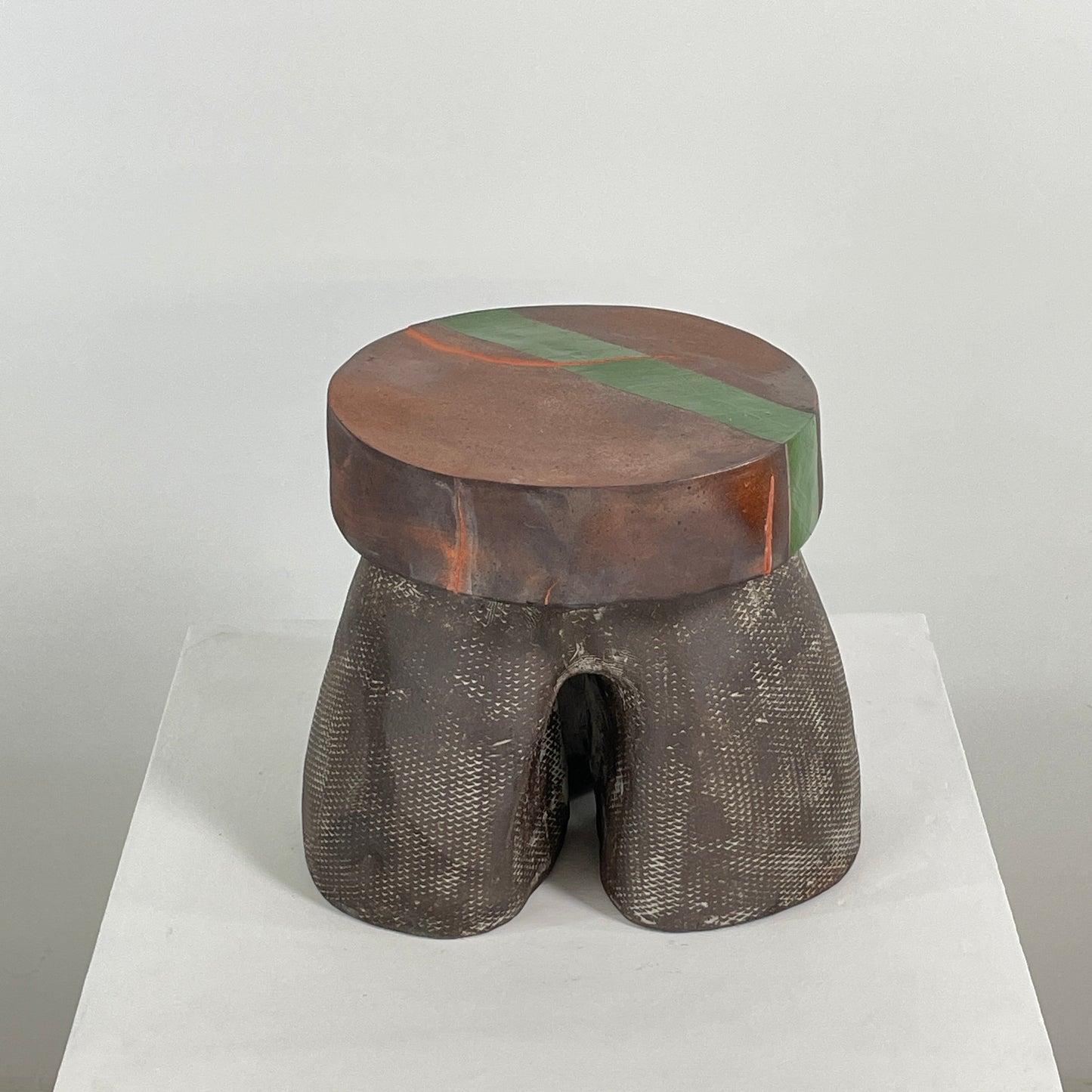 Table d'appoint en céramique Mrs Beastie d'Allyn Davis